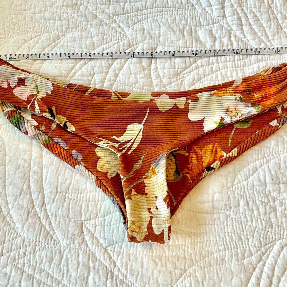 Boys and arrows size small bikini bottoms